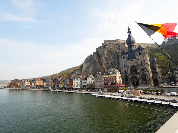 Dinant, un pequeño pueblo de saxo junto al río más tranquilo de B — Foto de Stock