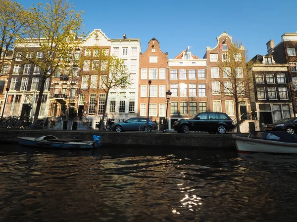 Amsterdam, den vackra gamla stan i Nederländerna — Stockfoto