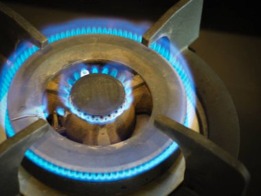 Yemek pişirmek için sobaydan alev