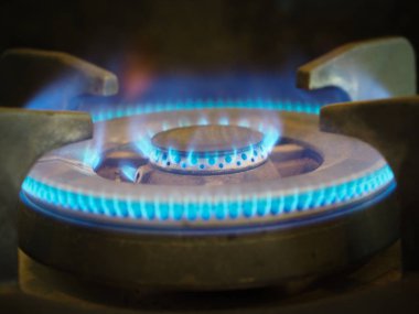 Yemek pişirmek için sobaydan alev