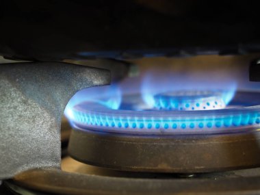 Yemek pişirmek için sobaydan alev