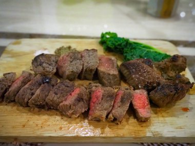 Çekici biftek, yemek saatinde ana yemek.