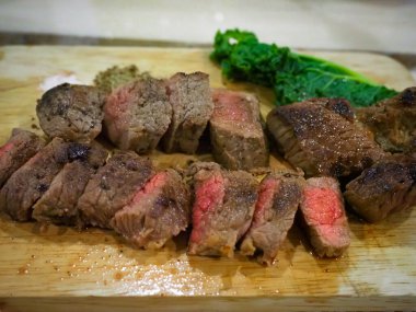 Çekici biftek, yemek saatinde ana yemek.