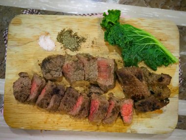 Çekici biftek, yemek saatinde ana yemek.