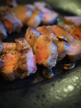 Çekici biftek, yemek saatinde ana yemek.