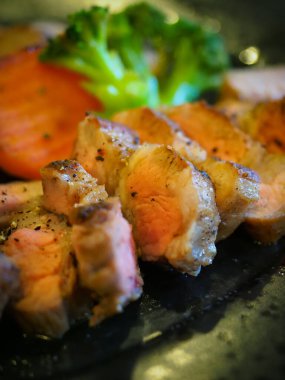 Çekici biftek, yemek saatinde ana yemek.