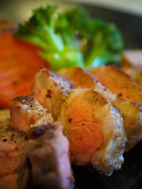 Çekici biftek, yemek saatinde ana yemek.