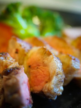 Çekici biftek, yemek saatinde ana yemek.