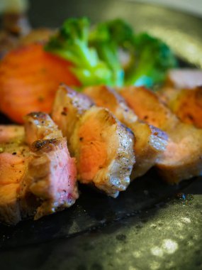 Çekici biftek, yemek saatinde ana yemek.