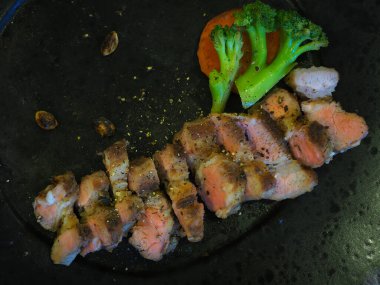 Çekici biftek, yemek saatinde ana yemek.