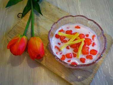 Tayland 'dan Hindistan cevizi sütlü yakut, yazın ana yemekten sonra yenir, çok lezzetlidir.