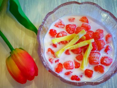 Tayland 'dan Hindistan cevizi sütlü yakut, yazın ana yemekten sonra yenir, çok lezzetlidir.