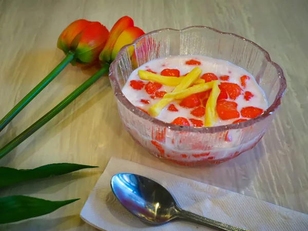 泰国红红宝石在椰子牛奶甜点中来自泰国 夏天主餐后吃 非常好吃 — 图库照片