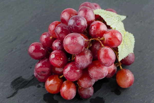 成熟红色葡萄在黑暗的背景 — 图库照片