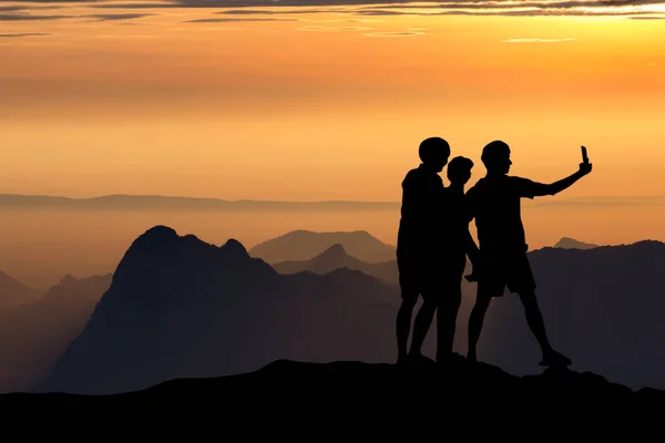 Silhouette Von Menschen Die Ein Selfie Der Klippe Der Berge — Stockfoto