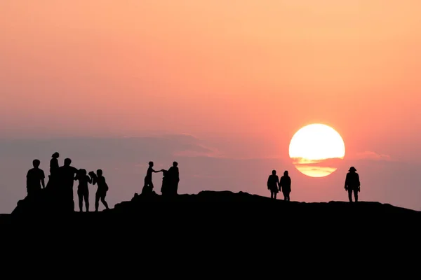 Silueta Gente Relajarse Las Montañas Con Puesta Sol Noche — Foto de Stock