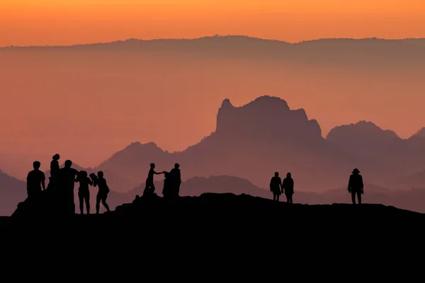 Silhouette Personnes Détendre Sur Les Montagnes Avec Coucher Soleil Dans — Photo