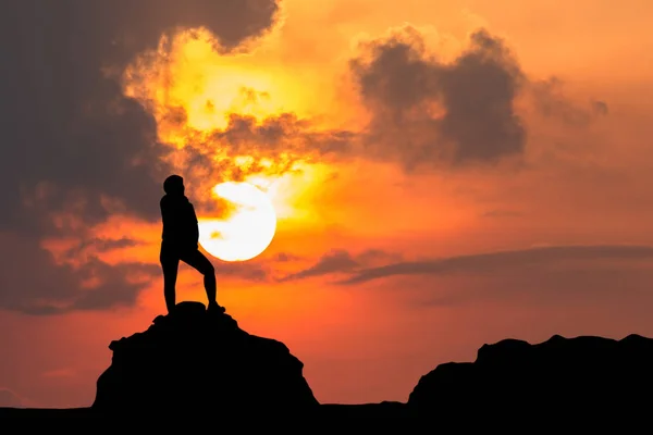 Silhouette Eines Mannes Der Mit Sonnenuntergang Abend Auf Den Bergen — Stockfoto