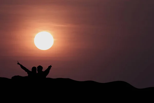 Silhouette Von Mann Und Frau Berg Mit Sonnenuntergang Abend — Stockfoto