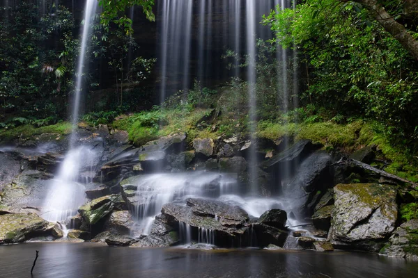 美しい滝の風景です ルーイ県アジア東南アジア タイの Phukradung 国立公園の森林の中の滝 — ストック写真