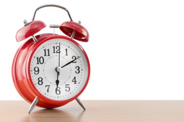 Beyaz arka plan üzerinde izole tablo çalar saat.
