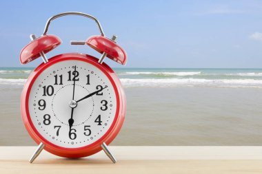 deniz ve plaj arka plan ile çalar saat.