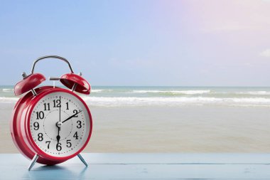 deniz ve plaj arka plan ile çalar saat.
