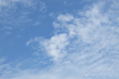 Bulutlu mavi gökyüzü arkaplanı.