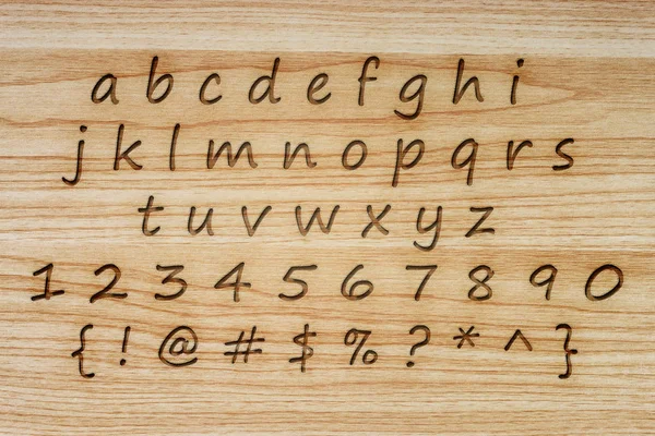 木纹理背景上的字母表和标点符号 — 图库照片
