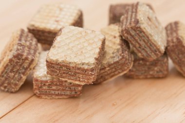 Ahşap zemin üzerine Çikolatalı gofret.