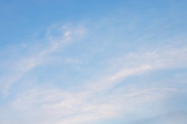 Bulutlu mavi gökyüzü arkaplanı.