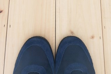 Ahşap arka planda spor ayakkabıları.