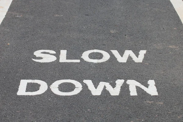 Slow Down Bisiklet şeritli boyalı bir warnning işaret