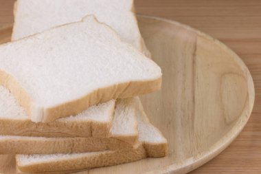 Kepekli ekmek ahşap plaka üzerinde ahşap arka plan yerleştirilir.