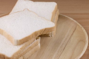 Kepekli ekmek ahşap plaka üzerinde ahşap arka plan yerleştirilir.