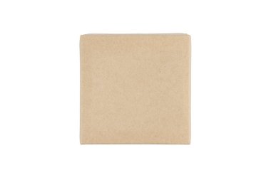 Beyaz arka plan üzerinde izole kahverengi karton kutu