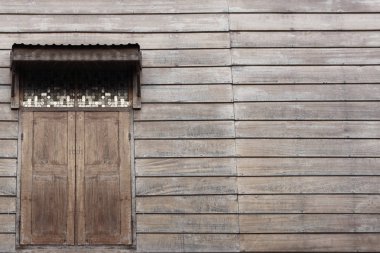 Eski cam ve ahşap duvar.