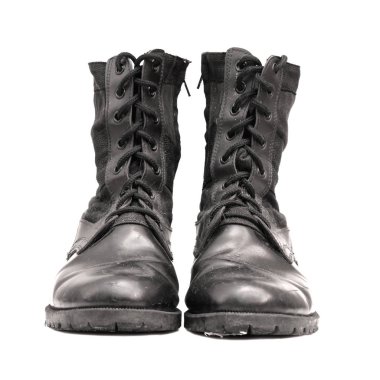 Beyaz arka plan üzerinde eski siyah çizmeler.