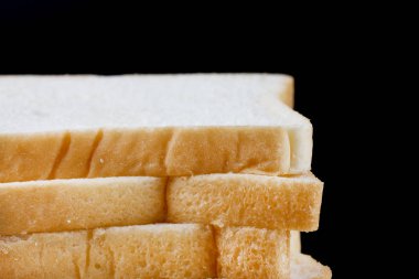 siyah arka plan üzerine kepekli ekmek.