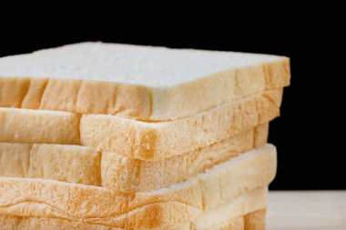 siyah arka plan üzerine kepekli ekmek.