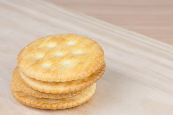 Cracker cremă de brânză pe masă de lemn — Fotografie, imagine de stoc