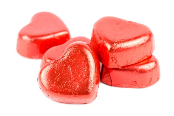 Schokoladenbonbons rotes Herz isoliert auf weißem Hintergrund. — Stockfoto