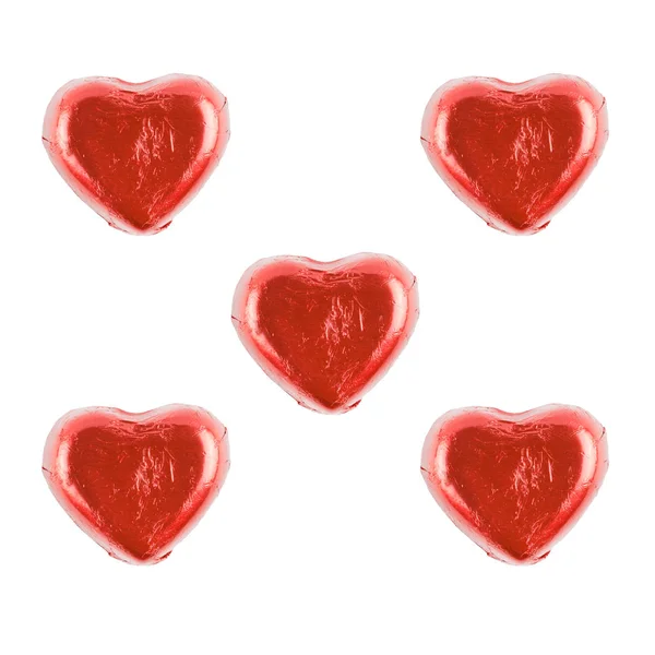 Serca czekoladowe cukierki czerwony na białym tle. — Zdjęcie stockowe