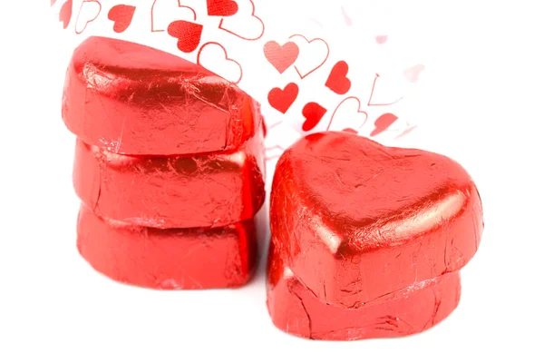 Cukierki czekoladowe czerwone serce z wstążki. — Zdjęcie stockowe