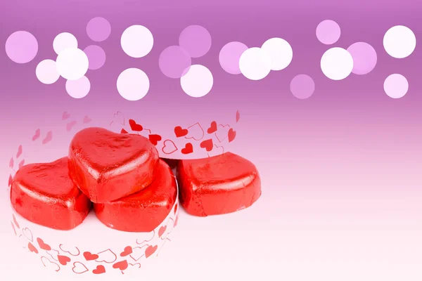 Chocolat bonbons coeur rouge sur beau fond bokeh . — Photo