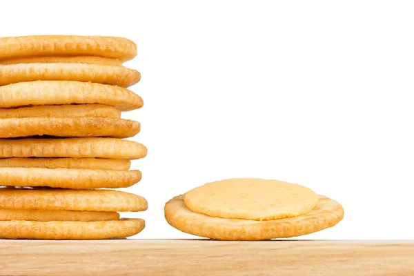 Cracker crema di formaggio isolato su sfondo bianco. — Foto Stock