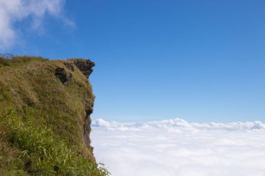 Chiangrai Province Tha Phu Chee Pha mavi gökyüzü ile dağ