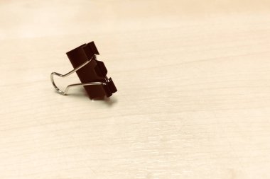 ahşap masa üzerinde siyah ataş.