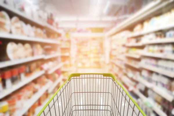 Carrito de compras en supermercado. — Foto de Stock