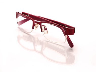 Gözlükler beyazda izole